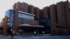 Salman Rushdie tiene ventilador y podría perder un ojo tras ser apuñalado en EE. UU.