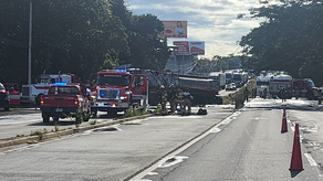 Bomberos contienen derrame tras vuelco de camión cisterna