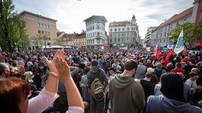 Los manifestantes se oponen también a la obligación de que todos los empleados de la administración estatal a partir del 1 de octubre tengan que mostrar certificados de haberse vacunado al menos una vez o de haber pasado la covid.