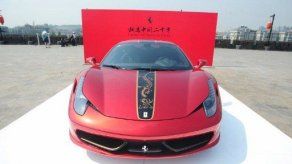 Ferrari se disculpa con China por huellas de llantas en muralla