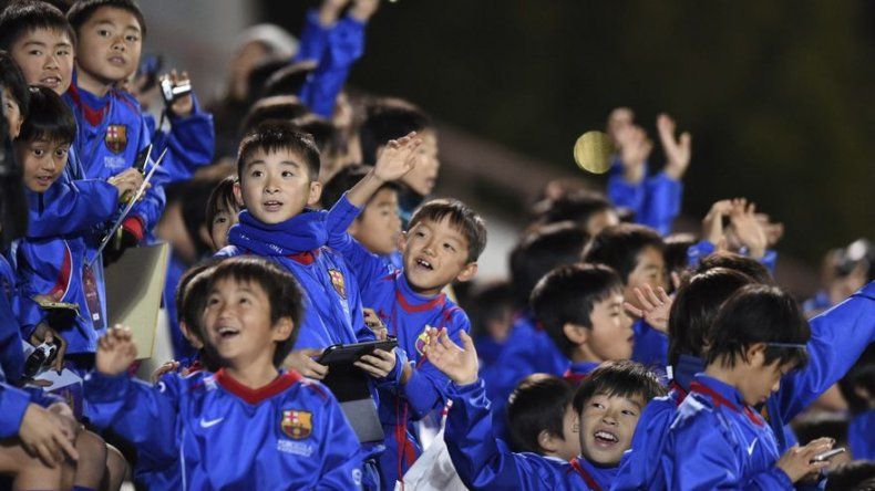 Calurosa acogida al Barcelona en su primer entrenamiento en Japón