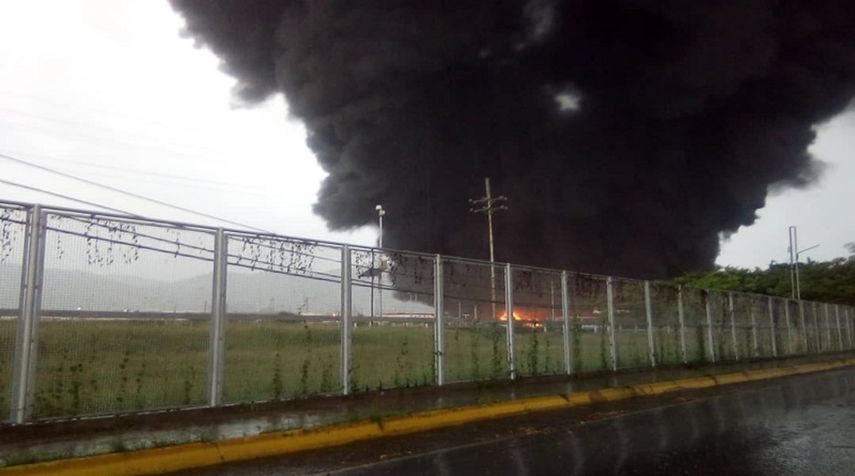 Vista del incendio en la refinería de Puerto La Cruz