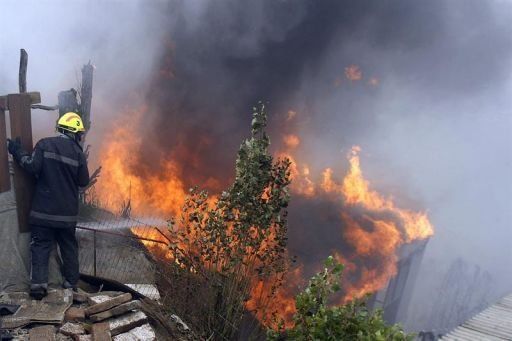 Incendio arrasa con más de 60 casas en ciudad chilena de Valparaíso