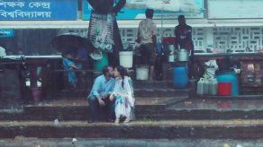 Fotografía de pareja besándose en público desata la polémica en Bangladesh