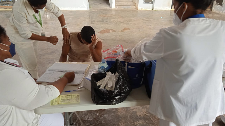 Vacunación gratuita contra la hepatitis.