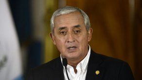 Pérez Molina sigue evitando a la prensa y juramenta otro ministro en privado