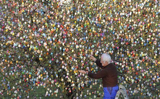 Alemán decora su árbol con 10.000 huevos de Pascua