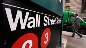 Wall Street se recupera de caída inicial