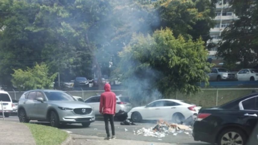 Disturbios en vía Transístmica a la altura de la Universidad de Panamá