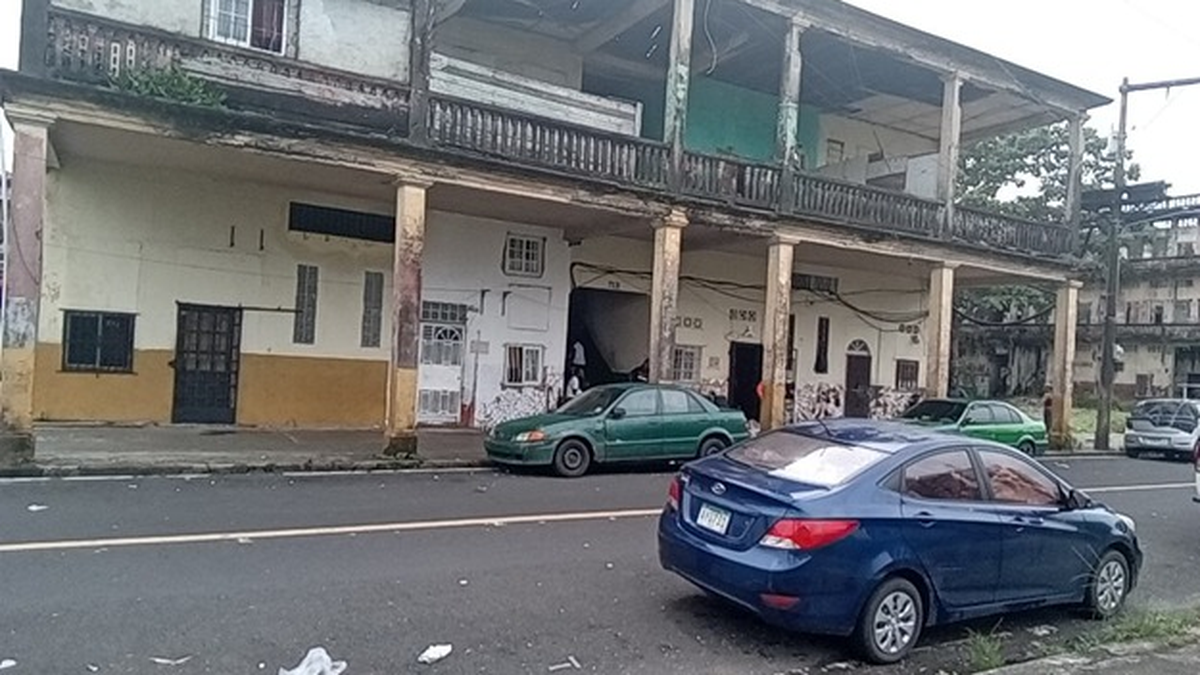 Sinaproc inspecciona caserón en Colón tras colapso de piso de madera en el Barrio Sur. Sinaproc inspecciona caserón en Colón tras colapso de piso de madera en el Barrio Sur.