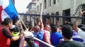 Precaristas llegan a la Presidencia