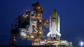 Nave espacial de rescate se prepara junto al transbordador