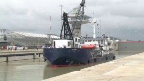 Buque grúa Oceanus realiza prueba en Canal ampliado