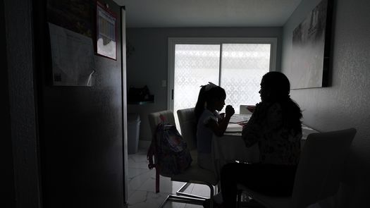 Las autoridades cubanas no han ofrecido información, pero organizaciones no gubernamentales han reportado más de 1.400 arrestos y 500 personas condenadas hasta 30 años de prisión por vandalismo o sedición tras participar en las protestas.