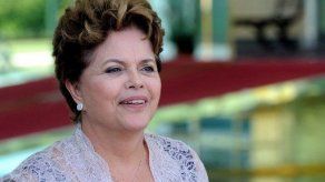 Rousseff burla seguridad y pasea en moto por Brasilia