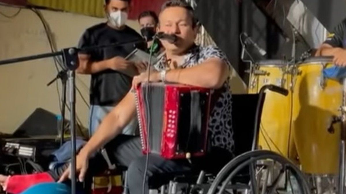 Samy Sandoval llega en muletas a presentación con Sandra ¿Qué le pasó?