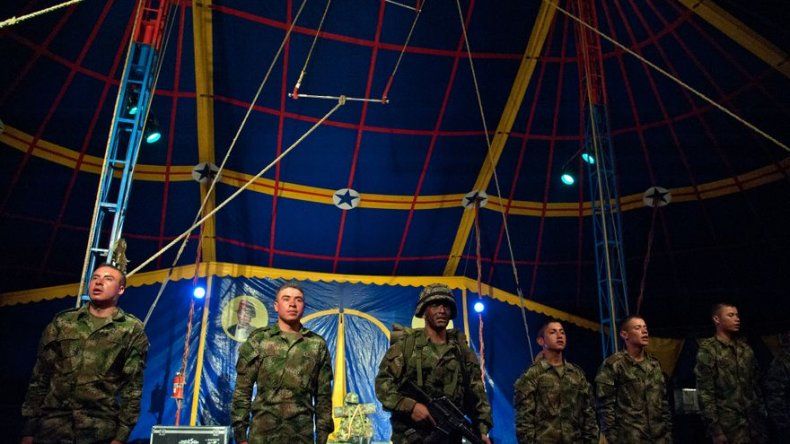 Militares en Colombia cambian el arte de la guerra por la magia del circo