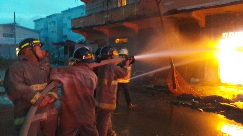 Más de 60 personas afectadas por el incendio en dos caserones en la ciudad de Colón