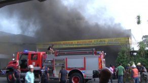 Bomberos buscan controlar incendio en local comercial en Chiriquí