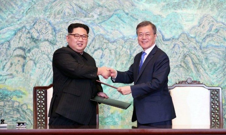 Las dos Coreas se comprometen con la desnuclearización en una histórica cumbre