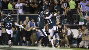 Eagles frenan a Ryan y a Jones de nuevo; vencen a Falcons