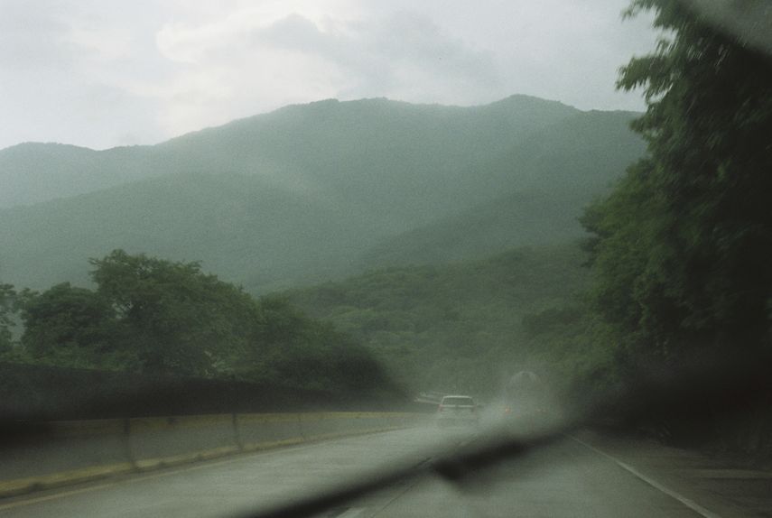Cristina huye de su ciudad y busca refugio en la casa de sus abuelos, las lluvias de Boquete y las playas de Sayulita. Cristina huye de su ciudad y busca refugio en la casa de sus abuelos, las lluvias de Boquete y las playas de Sayulita.