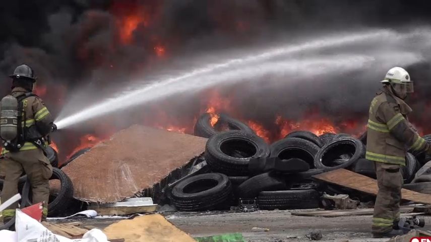Bomberos intentan controlar el siniestro. Bomberos intentan controlar el siniestro.