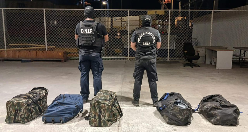 Unidades de la Policía Nacional junto a la presunta droga incautada en puerto del Pacífico
