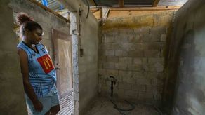 El huracán dañó o destruyó cientos de miles de viviendas y causó unas 2.975 muertes tras arrasar con la red eléctrica de la isla.