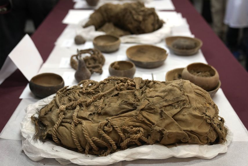 Los cuerpos de los niños pequeños fueron envueltos con textiles de algodón y amarrados con soguillas.&nbsp;