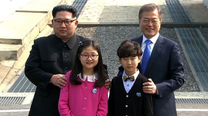 Kim y el presidente surcoreano se dan la mano en la línea de la frontera