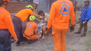 SINAPROC rescata a una niña de dos años que cayó en una fosa séptica