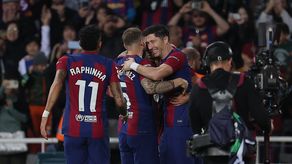 El FC Barcelona remonta con doblete de Lewandoswki