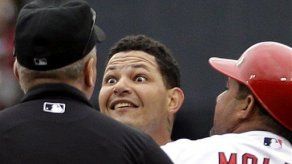 Molina expulsado tras arrojar su casco