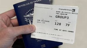 Alcalde de Panamá Mayer Mizrachi realiza su primer vuelo hacia El Salvador.