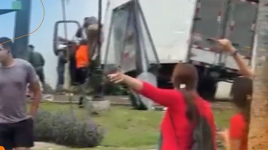 Camión con ayuda humanitaria se estrella en el Parque Omar tras falla en los frenos.
