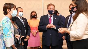 La subsecretaria Uzra Zeya estuvo acompañada en esta reunión de Stewart Tuttle, ministro consejero de la Embajada de EE.UU. en Panamá.