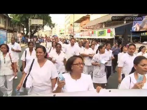 Trabajadores de la salud marchan hacia la Presidencia