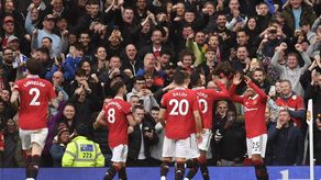 Manchester United gana y mantiene puestos de Champions