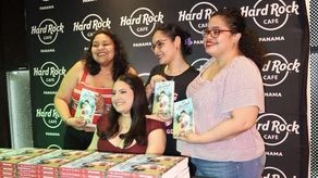 La escritora panameña Mayra De Gracia en el lanzamiento de su novela Una Navidad en Boquete.