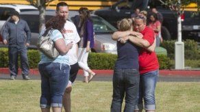 Tiroteo deja 2 muertos y un herido en escuela del noroeste de EEUU