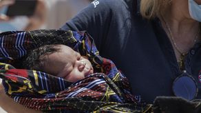 Los migrantes se encontraban en el islote de Barbalias, unos 3 kilómetros al este de Lesbos y a 20 kilómetros de la costa turca. Funcionarios locales dijeron que el bebé es un varón.