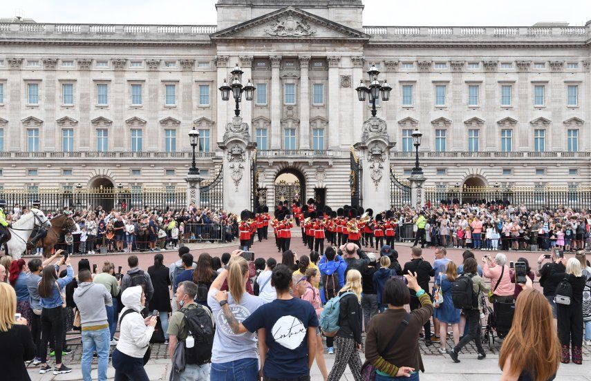 El Palacio de Buckingham recibe a cientos de personas tras la muerte de Isabel II.