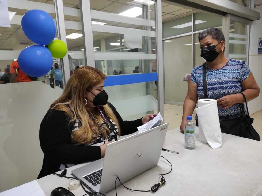 Actualmente la edad de jubilación para las mujeres es a los 57 años y para los hombres es a los 62.