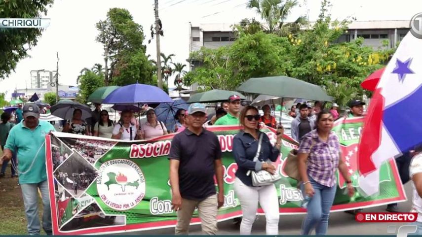 Gremios docentes marchan en la provincia de Chiriquí en contra de la nueva ley de la CSS.