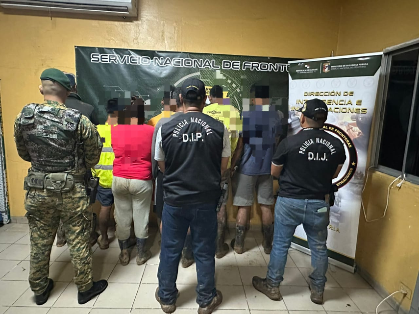 SENAFRONT aprehende adultos y menores de edad por delito de minería ilegal.