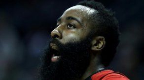 Rockets vencen reñidamente a Mavericks con discreta actuación de Harden