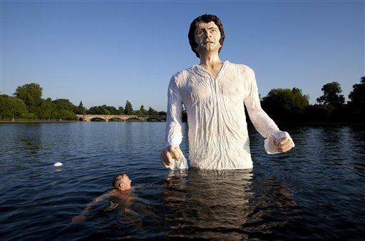 Estatua de Colin Firth emerge de un lago