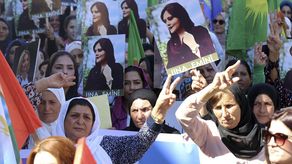 En Irán, mujeres comunes y figuras públicas, incluyendo actrices, se han quitado los pañuelos en protesta o se han cortado el cabello en público para mostrar su solidaridad con las manifestaciones.