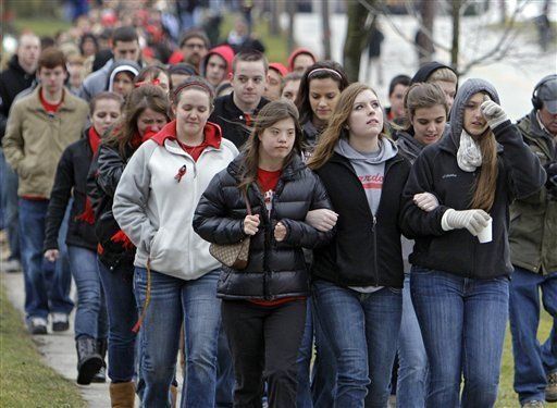 Reanundan clases en secundaria de Ohio tras tiroteo